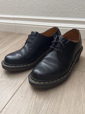 The Dr. Martens Oxford Shoes in women's size 6 are classic black leather lace-up